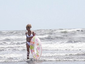 茨城・千葉・福島の海岸沿いでタムロするDQNちんぴらビンボー女子校生に告ぐ！「夏休みの美味しいバイトあるっぺよ〜！！」 6名出演！ サンプル動画サムネイル